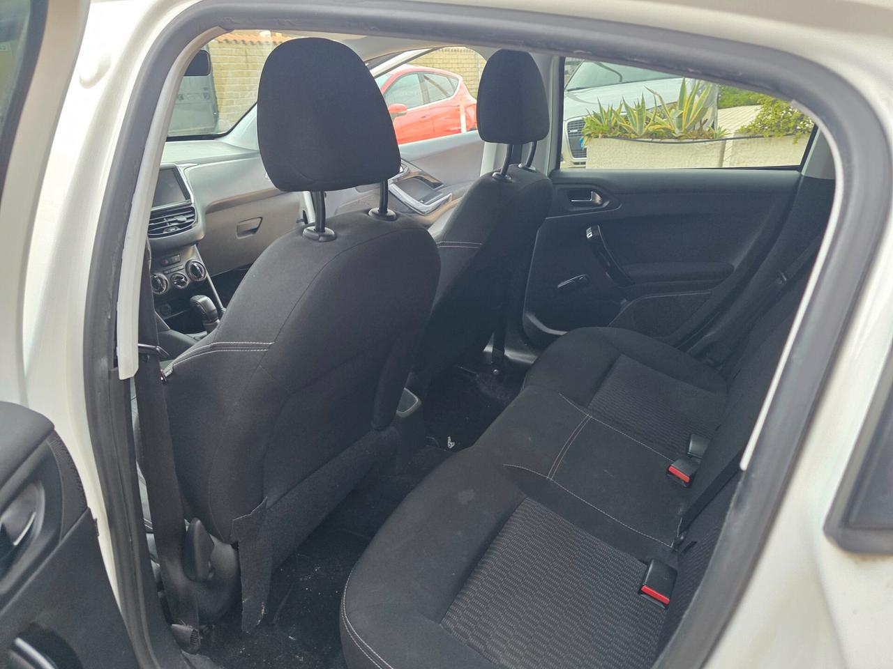 Peugeot 208 PureTech 82 5 porte Black Line