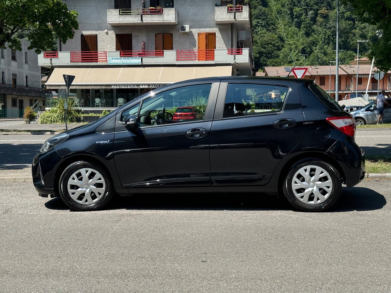 Toyota Yaris 1.5 Hybrid 5 porte - NEOPATENTATI - CAMBIO AUTOMATICO - TELECAMERA PER PARCHEGGIO ASSISTITO