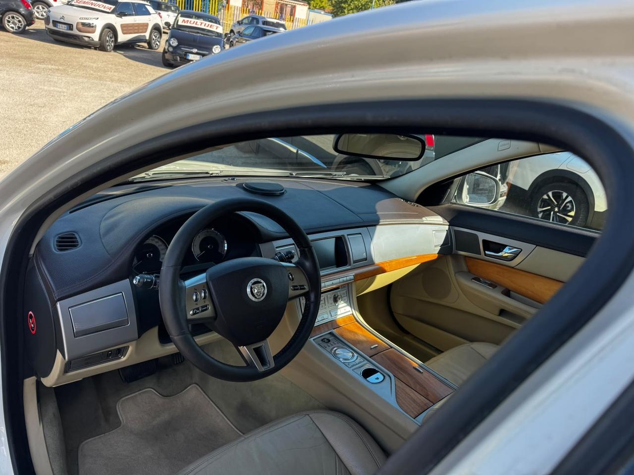 Jaguar XF 2.7D V6 Premium Luxury tagliandata e fatta distribuzione