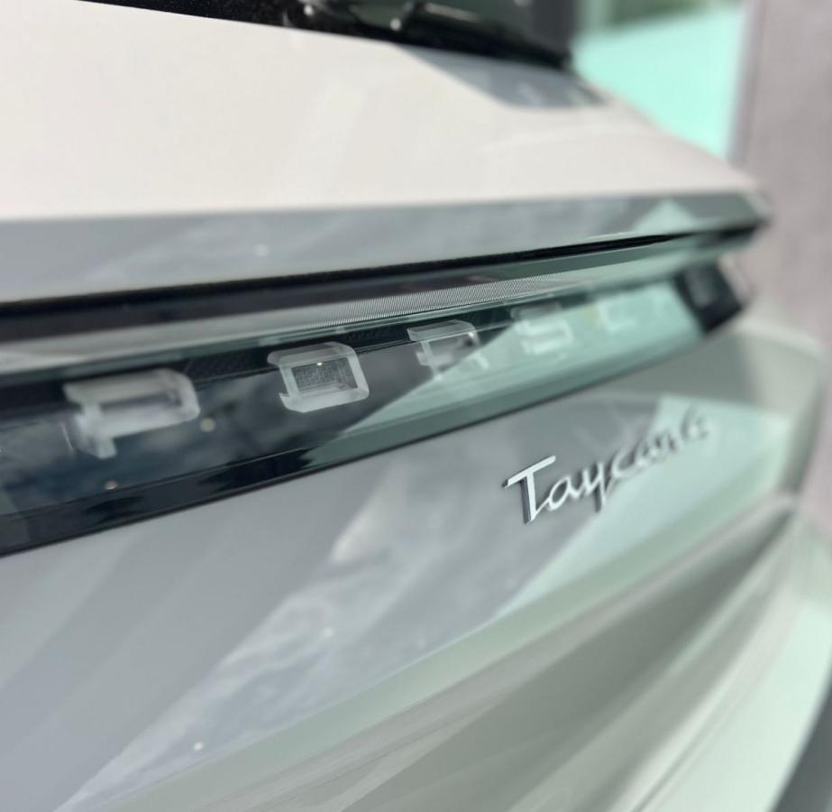 PORSCHE - Taycan