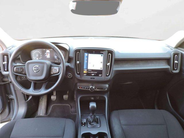 VOLVO XC40 T2 MOMENTUM CORE MANUALE