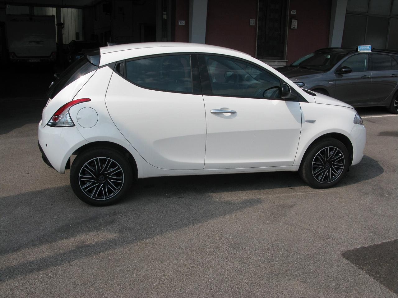 Lancia Ypsilon 1.0 FireFly 5 porte S&S Hybrid Gold