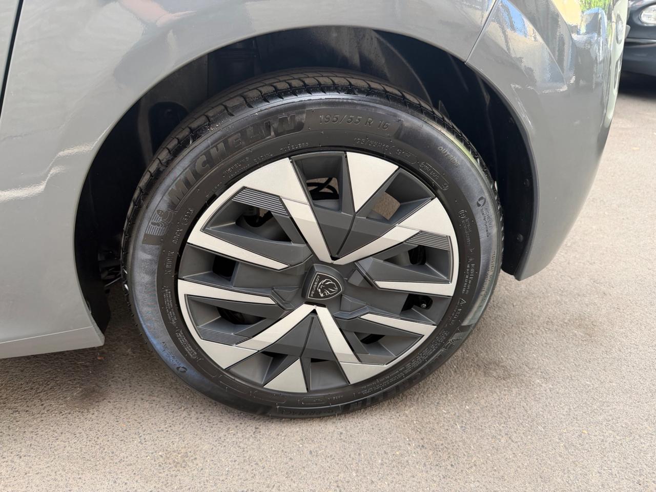 Peugeot 208 1.2 benzina 2024