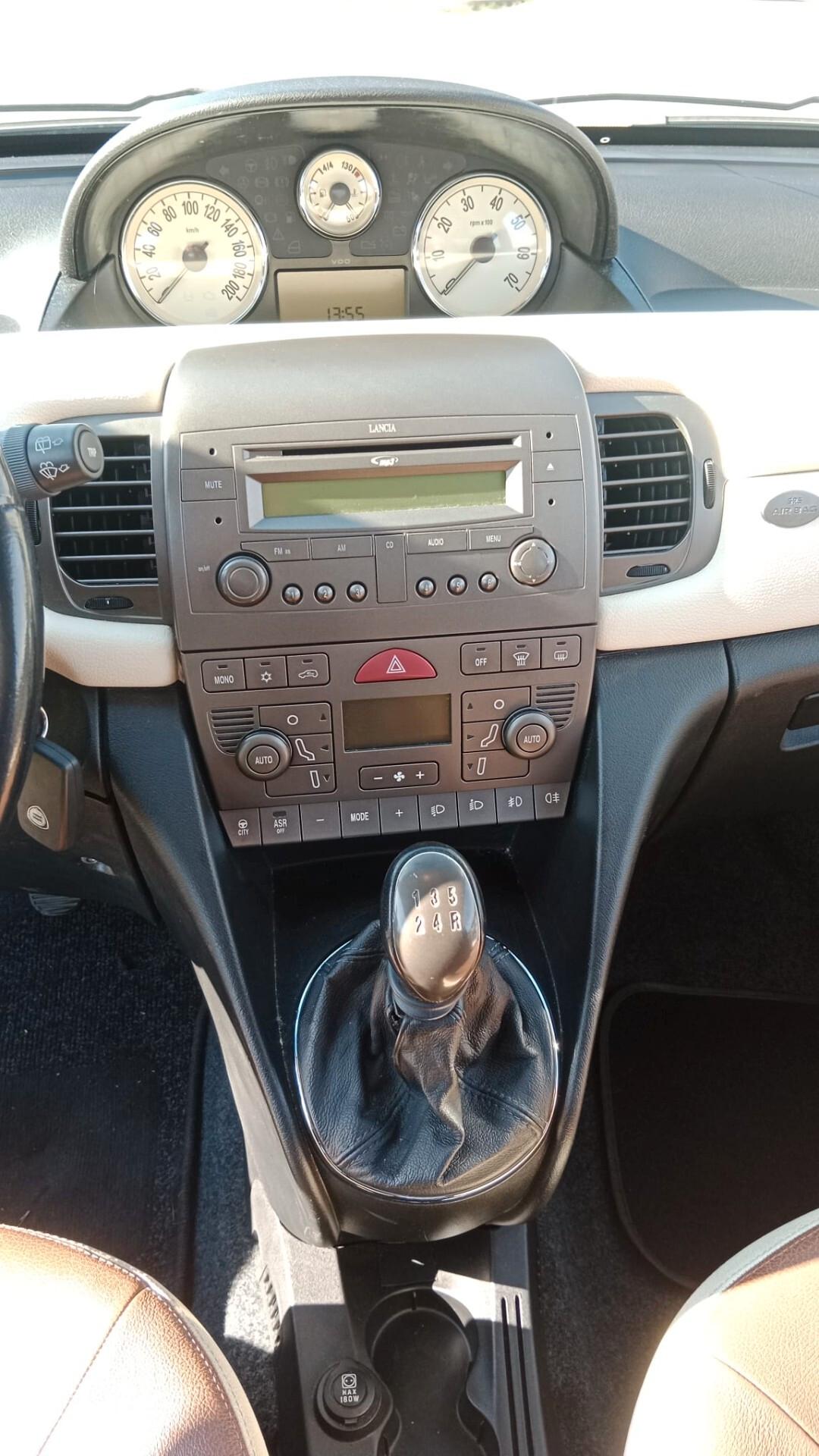 Lancia Ypsilon 1.4 16V Oro