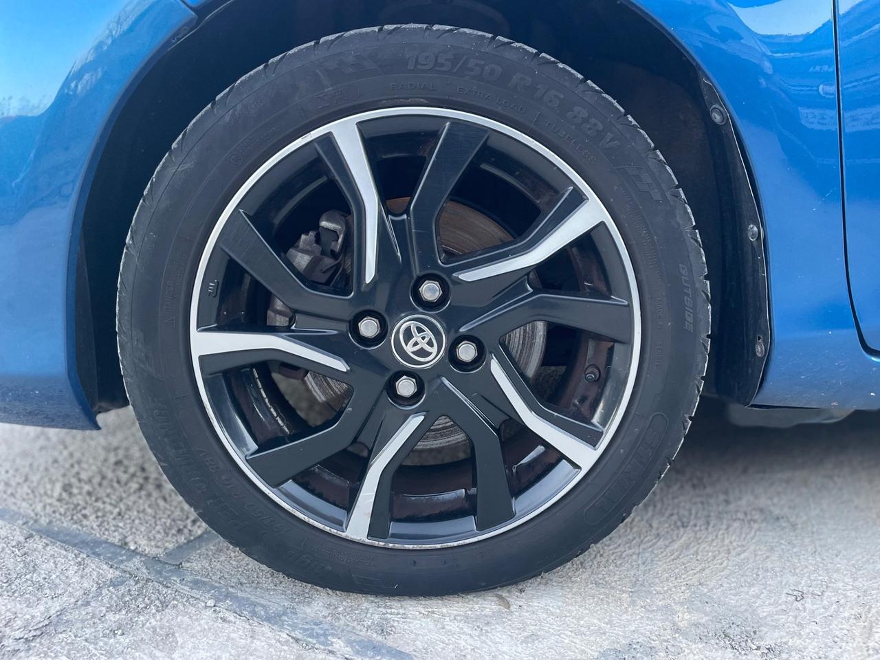 Toyota Yaris HYBRID PLATINUM EDITION