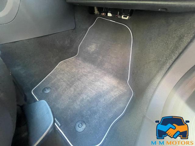 VOLVO XC60 D4 AWD doppio treno di gomme