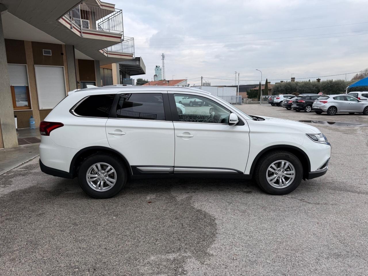 Mitsubishi Outlander 2.0 MIVEC 2WD Intense