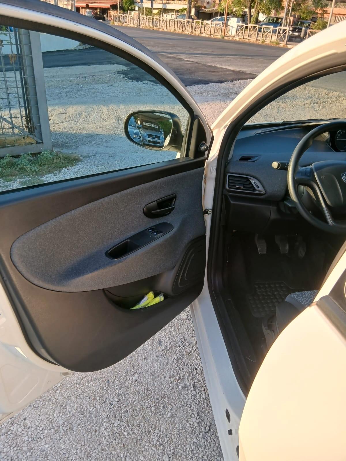 Lancia Ypsilon 1.0 FireFly 5 porte S&S Hybrid Ecochic Silver