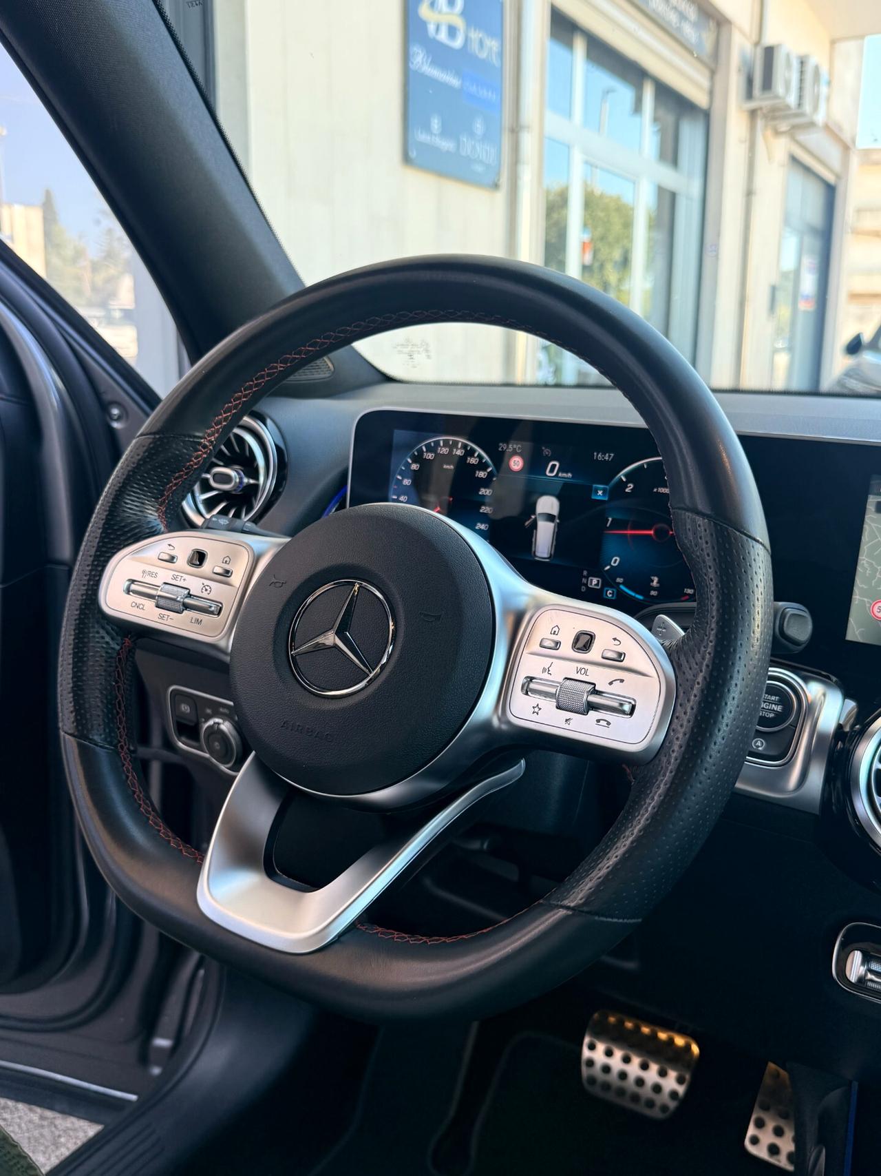 Mercedes-benz GLB 220 d Premium 4matic auto AMG con LUCI SOFFUSE,TELECAMERA,APPLE CARPLAY,NAVI,VIRTUAL COCKPIT,SCHERMO