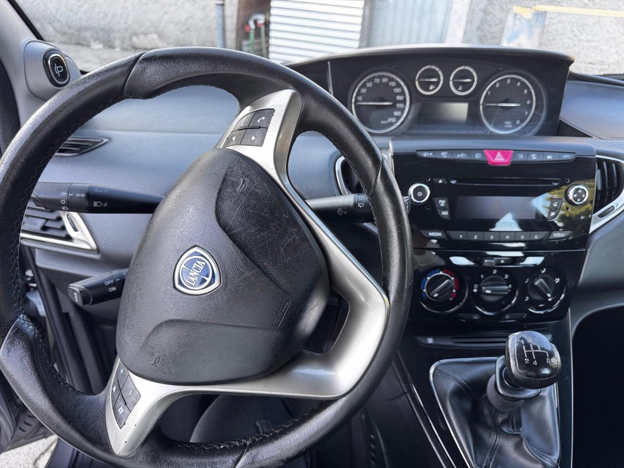 Lancia Ypsilon 1.2 69 CV 5 porte Platinum neopatentati