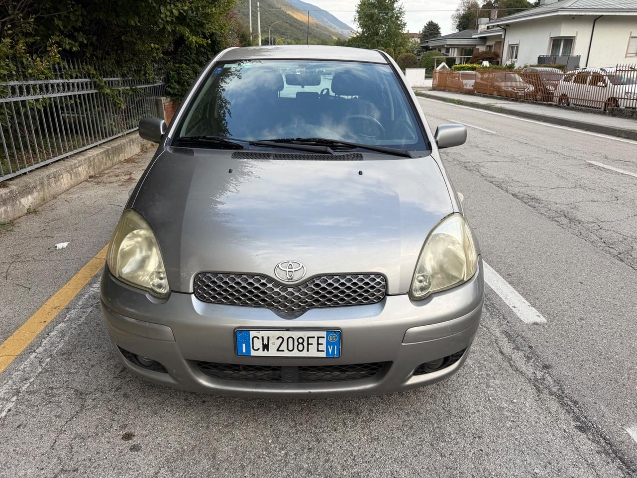 Toyota Yaris 1.3i 16V cat 5 porte Sol