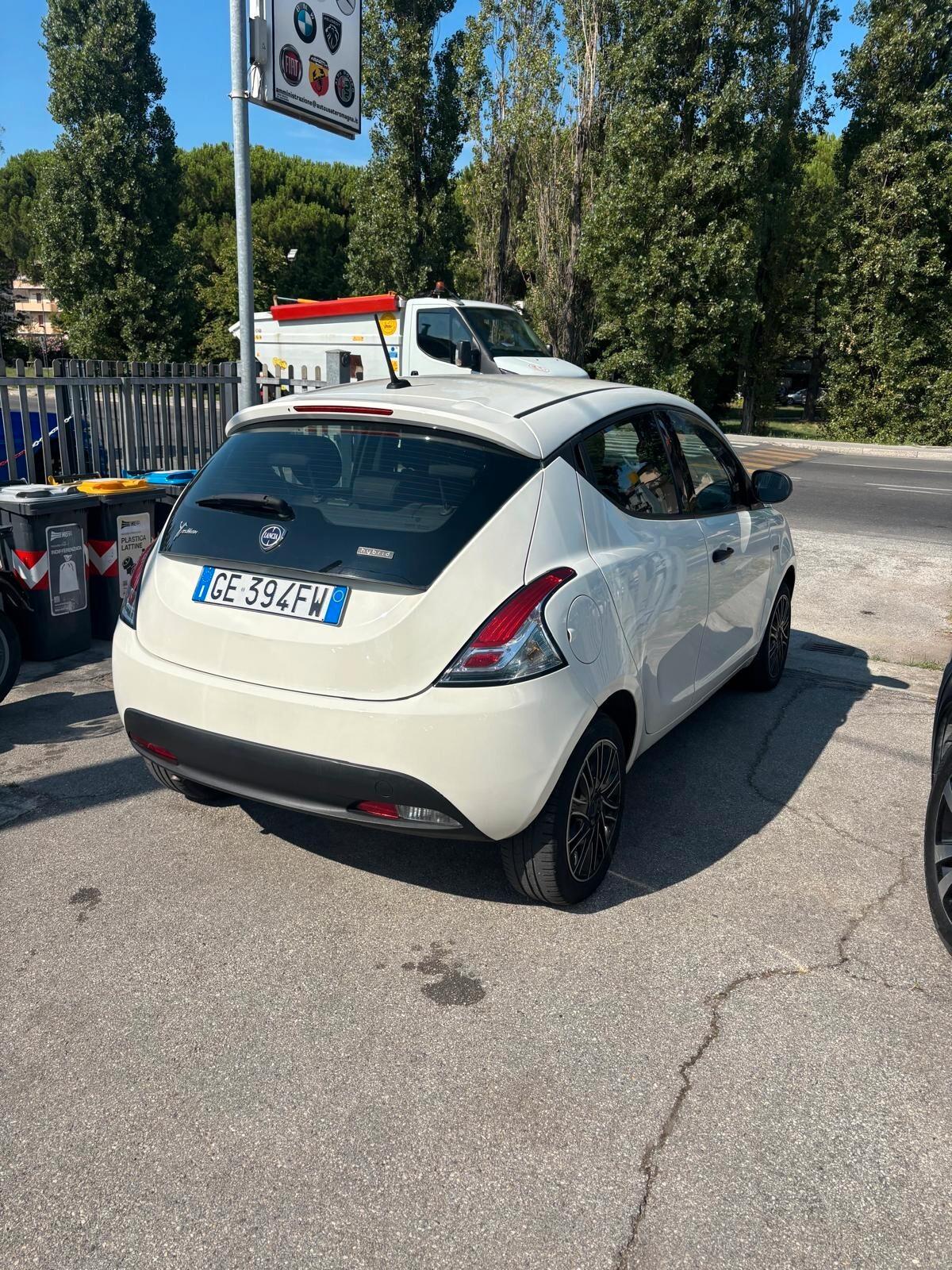 Lancia Ypsilon 1.0 FireFly 5 porte S&S Hybrid Ecochic Silver NESSUN VINCOLO