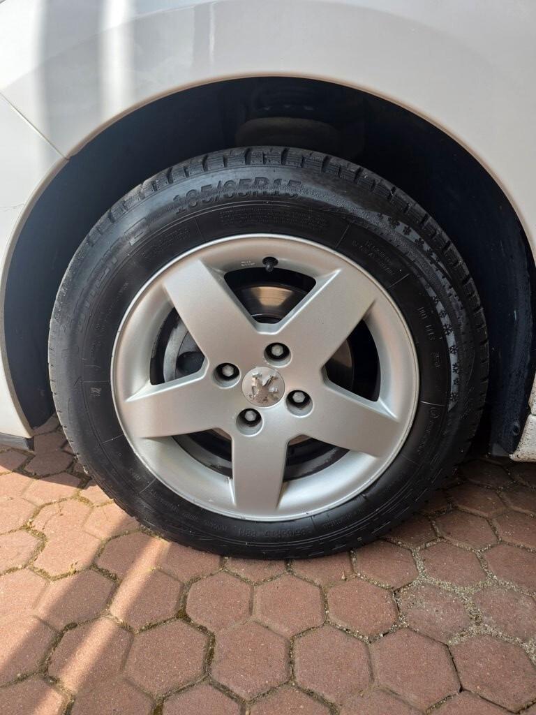 Peugeot 207 1.4 HDi 70CV 5p. Energie neopatentati