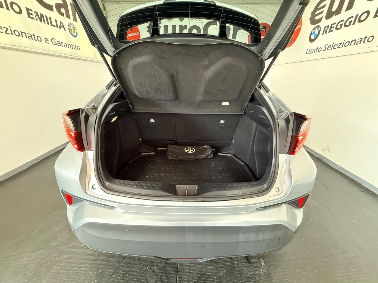 Toyota C-HR 1.8 Hybrid E-CVT 98cv Lounge 07/2022 Neopatentati