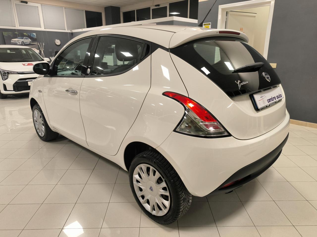 Lancia Ypsilon 0.9 TwinAir 85 CV 5 porte Metano Ecochic Silver