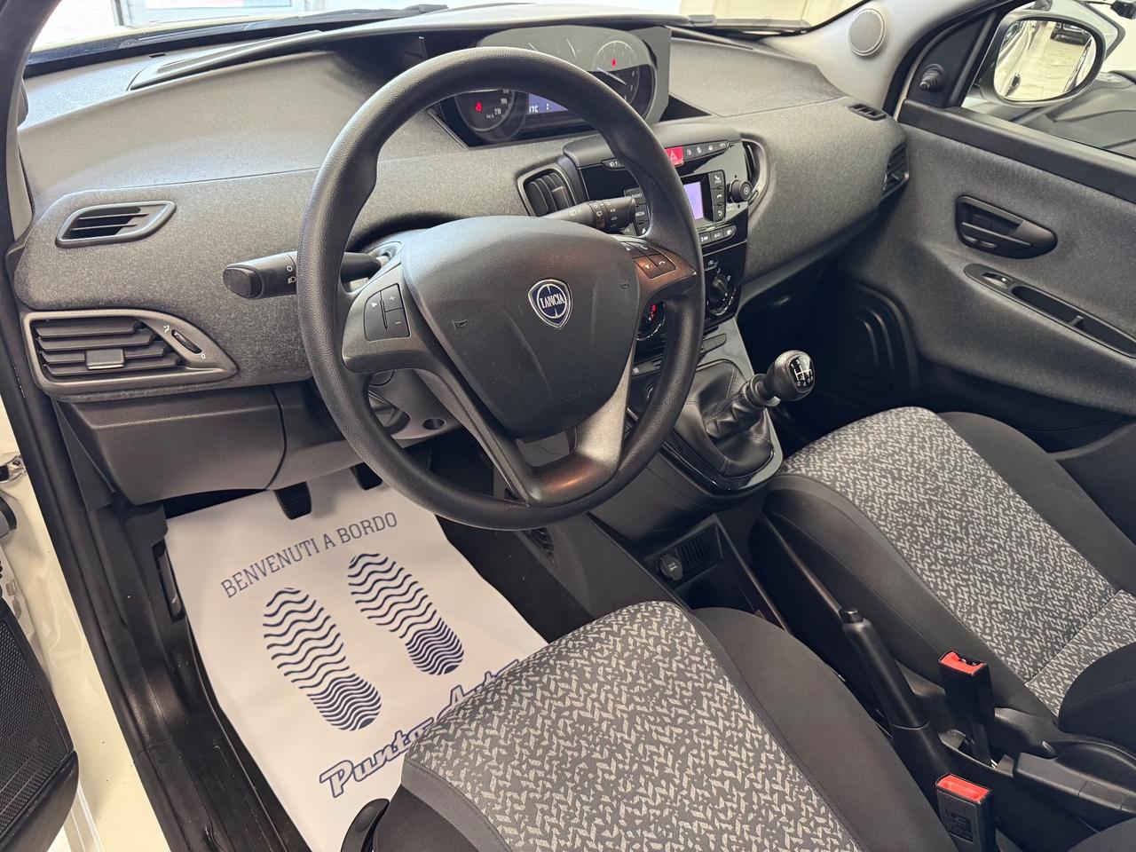 Lancia Ypsilon 1.0 FireFly 5 porte S&S Hybrid Ecochic Silver