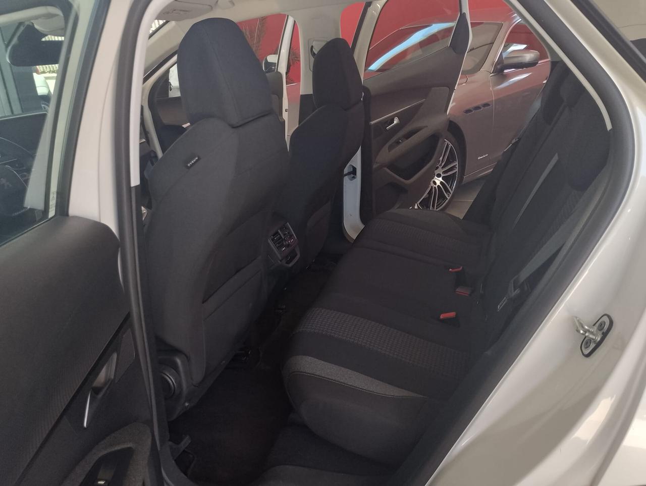 Peugeot 3008 PEUGEOT 3008 5P SUV BLUEHDI 130 EAT8 SeS BUSINESS AUTOMATICA