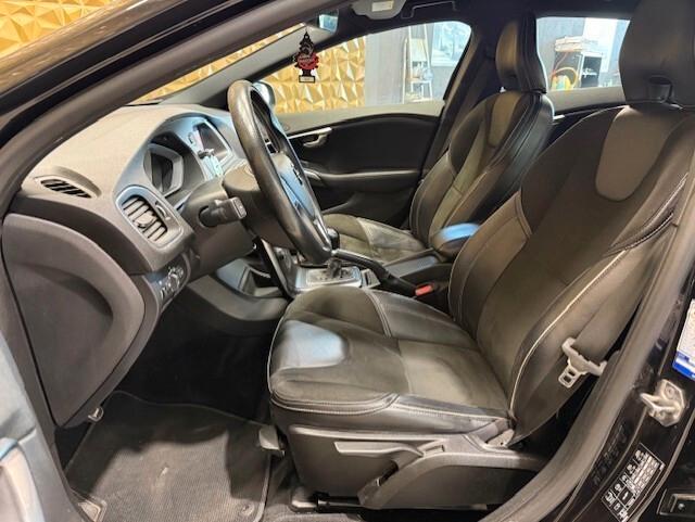 Volvo V40 D2 R-design