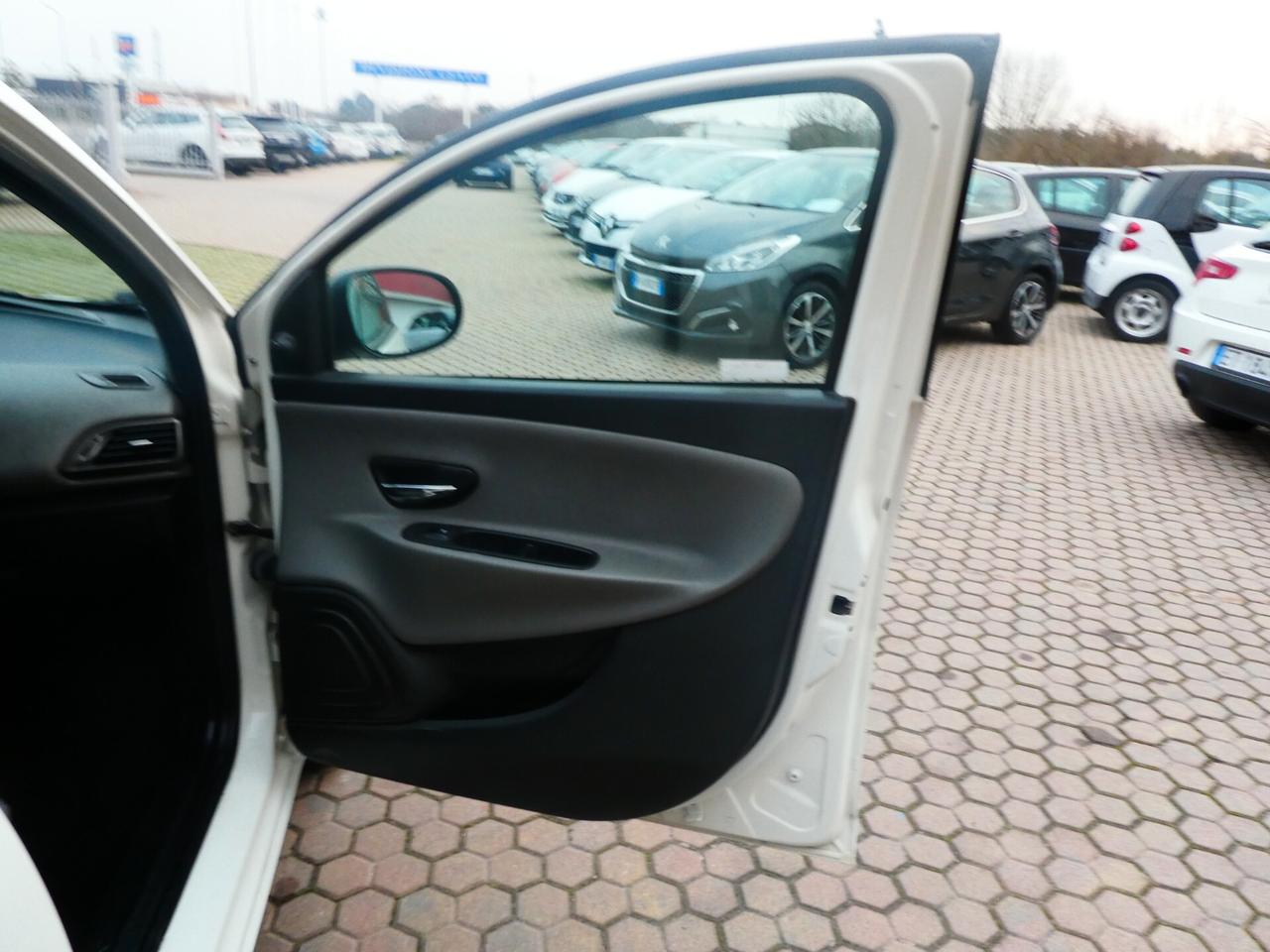 Lancia Ypsilon 1.3 MJT 16V 95 CV 5 porte OK NEOPATENTATI