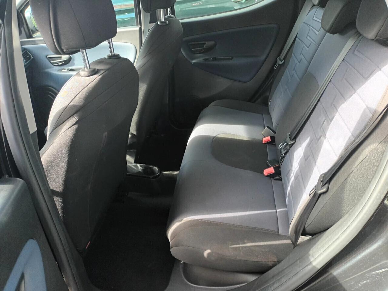 Lancia Ypsilon 1.0 Platino Hybrid 70 CV
