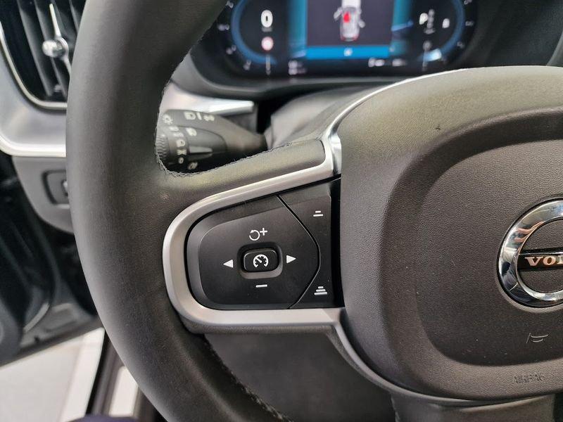 Volvo XC60 B4 (d) AWD Geartronic Momentum AUTOCARRO N1