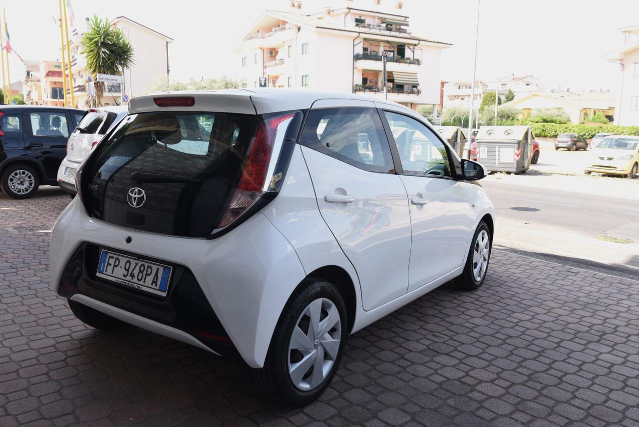 Toyota Aygo 1.0 x-play m-mt 51 Kw 69 cv