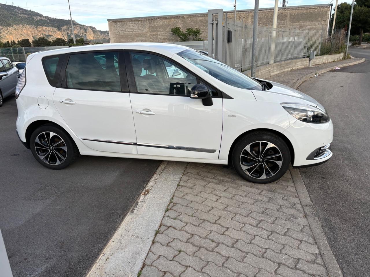 Renault Scenic Scénic XMod dCi 110 CV EDC Bose