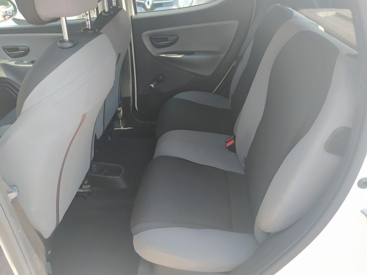Lancia Ypsilon 0.9 TwinAir 85 CV 5 porte Metano Ecochic Silver Neopatentati