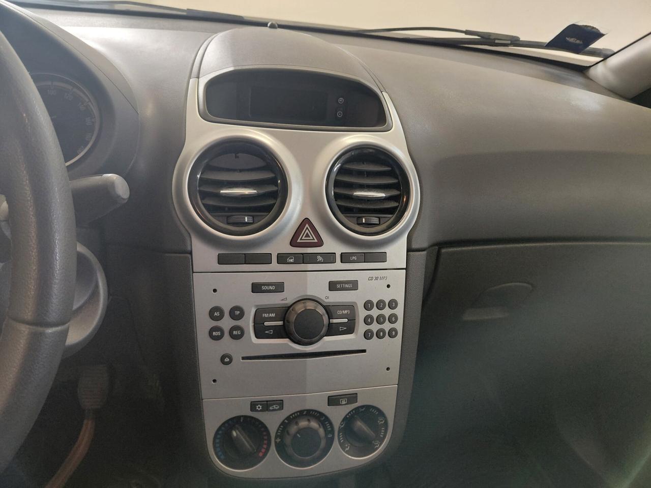 OPEL CORSA ANNO 2012 BZ GPL ADATTA NEOPATENTATI KM 100 MILA