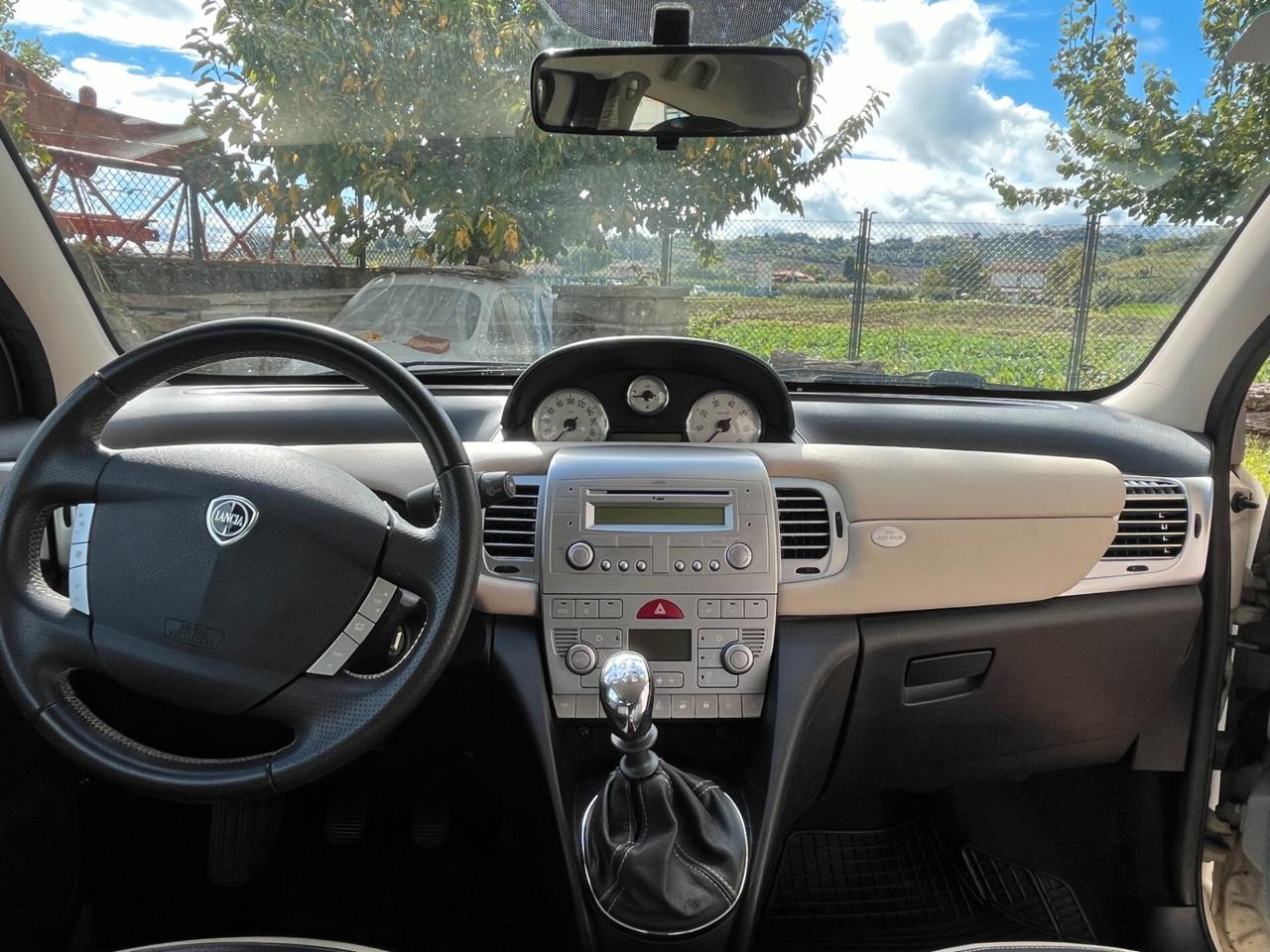 Lancia Ypsilon 1.4 16V Platino