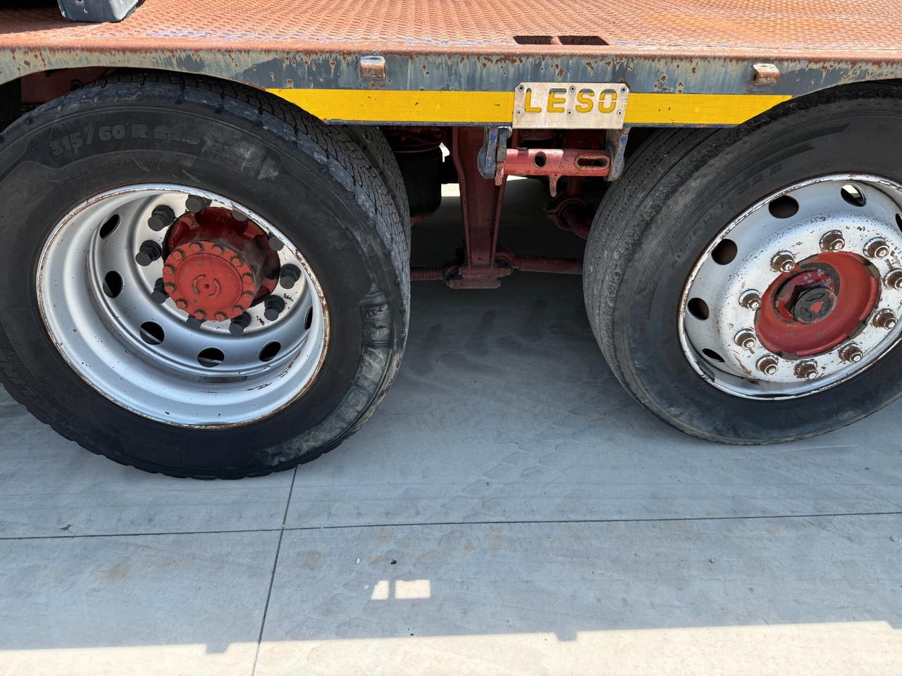 Iveco Eurotech 240E42 cassone fisso con rampe idrauliche e gru