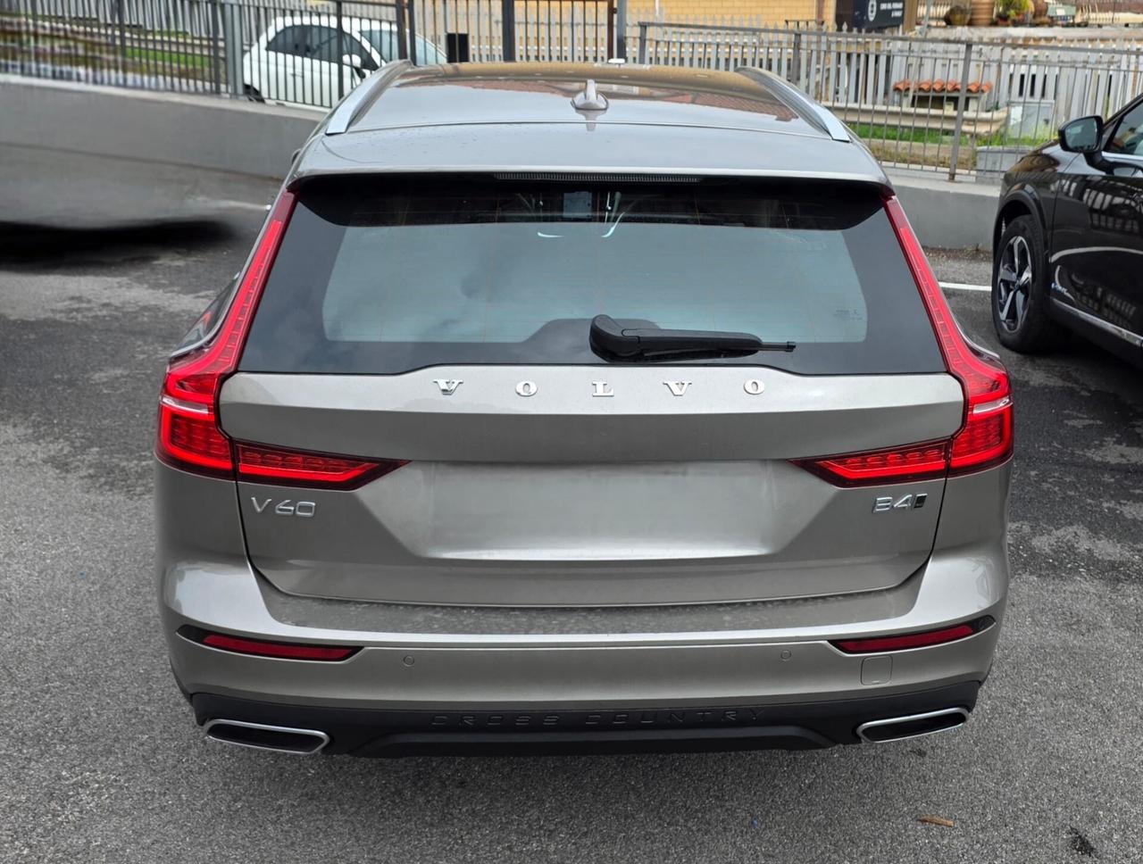 Volvo V60 Cross Country B4 (d) AWD automatico Plus