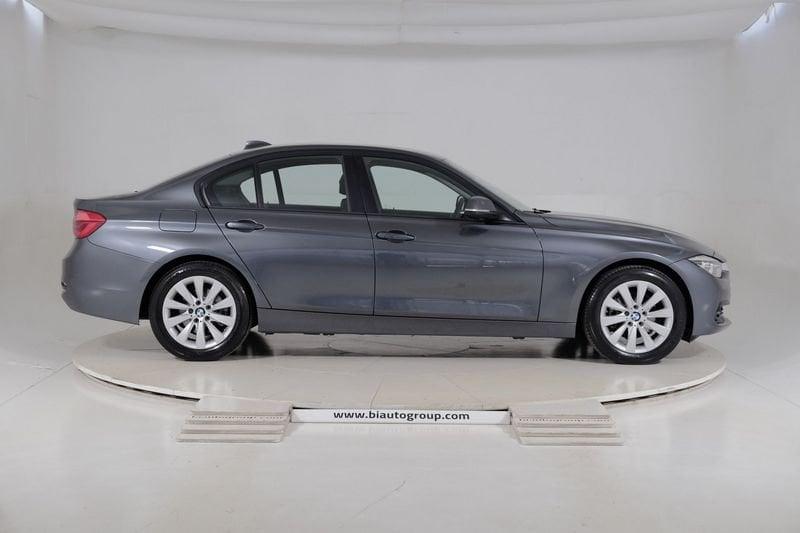 BMW Serie 3 F30 2015 Berlina Diese 318d Luxury auto