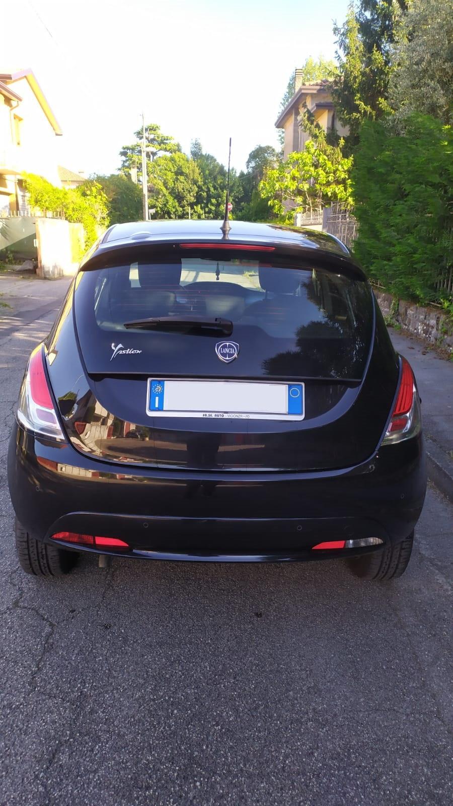 Lancia Ypsilon 1.2 5 porte Silver