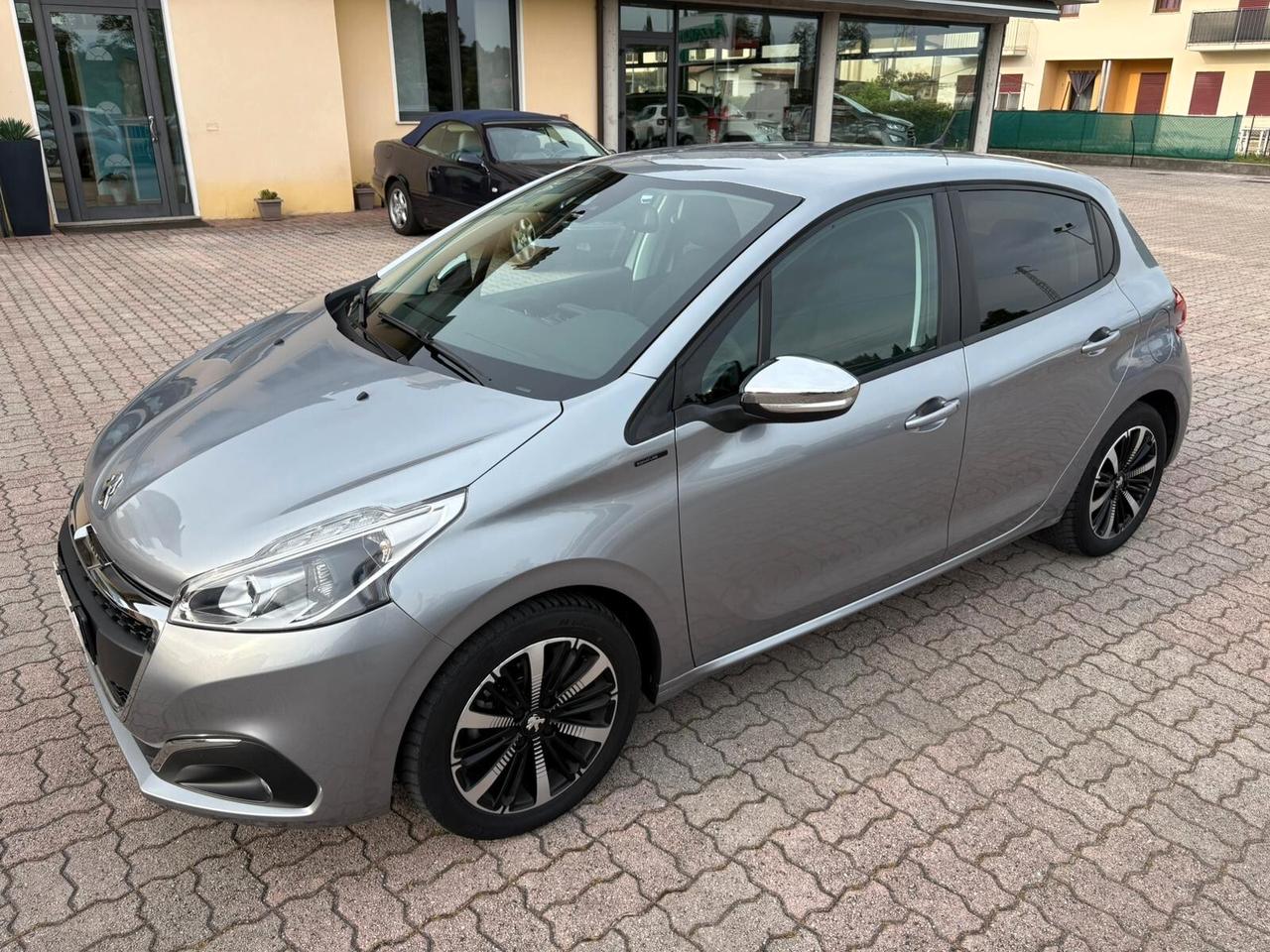 PEUGEOT 208 1.2 BENZ KM 49.066 SI A NEOPATENTATI