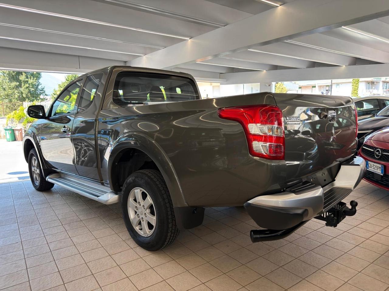 L200 ClubCab 2.4 DI-D 154cv Invite 4wd Super Select 6M