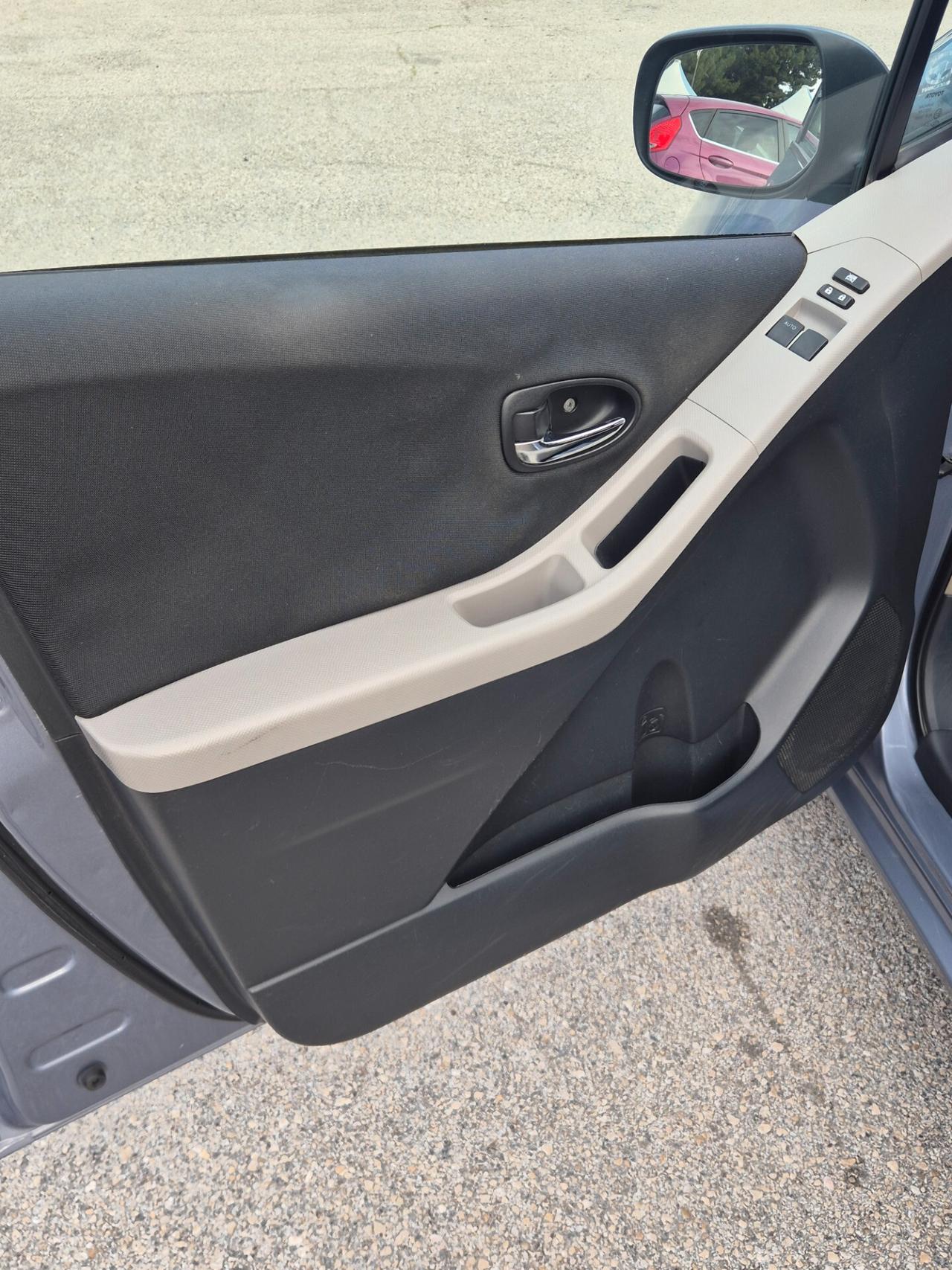 Toyota Yaris 1.0 5.p luxury pack