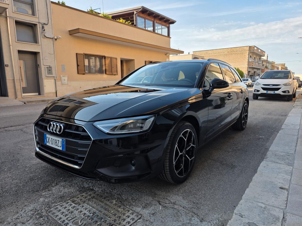 Audi A4 Avant 30 TDI/136 CV S tronic Business+Cerchi 18+Fari Led..