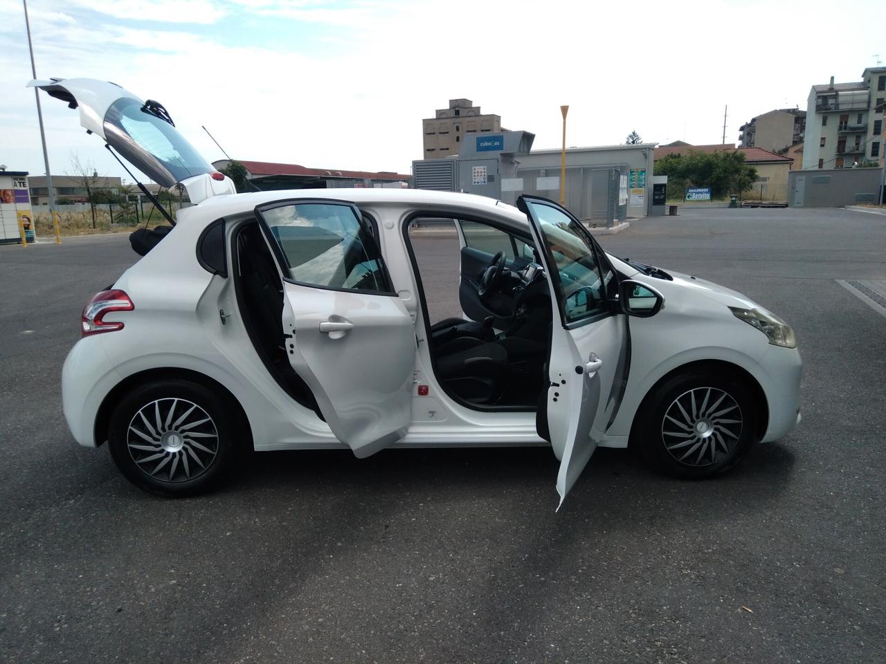 Peugeot 208 1.4 HDi 68 CV 5 porte Allure x neopatentati