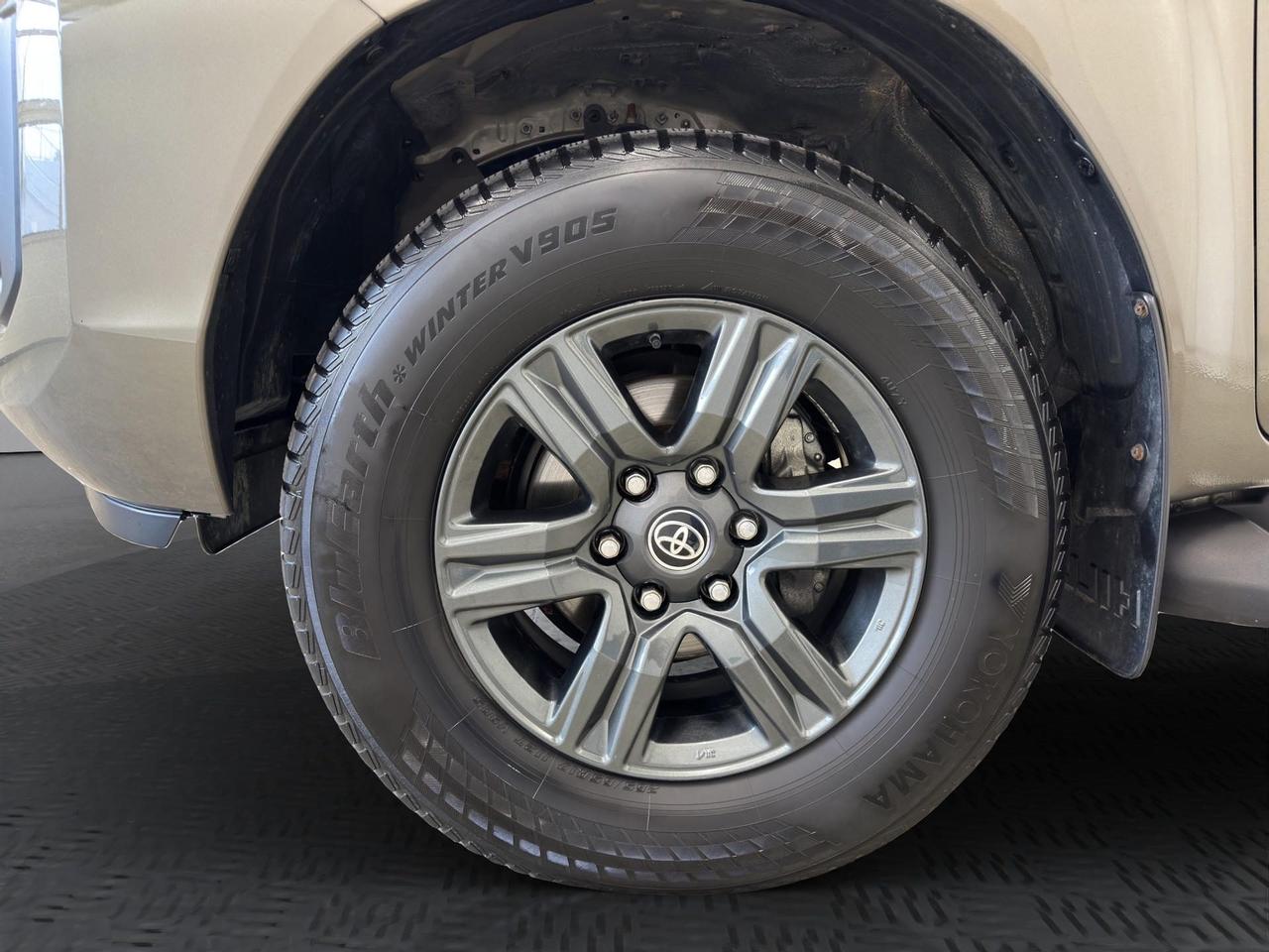 Toyota Hilux 2.4 d-4d M/T DC 4WD Lounge