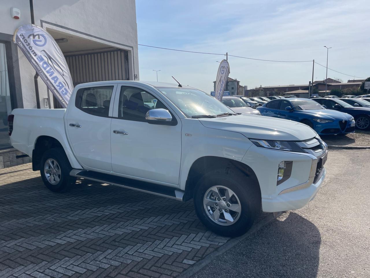 Mitsubishi L200 2.2 D 150cv Club Cab 4x4 INSTYLE PLUS