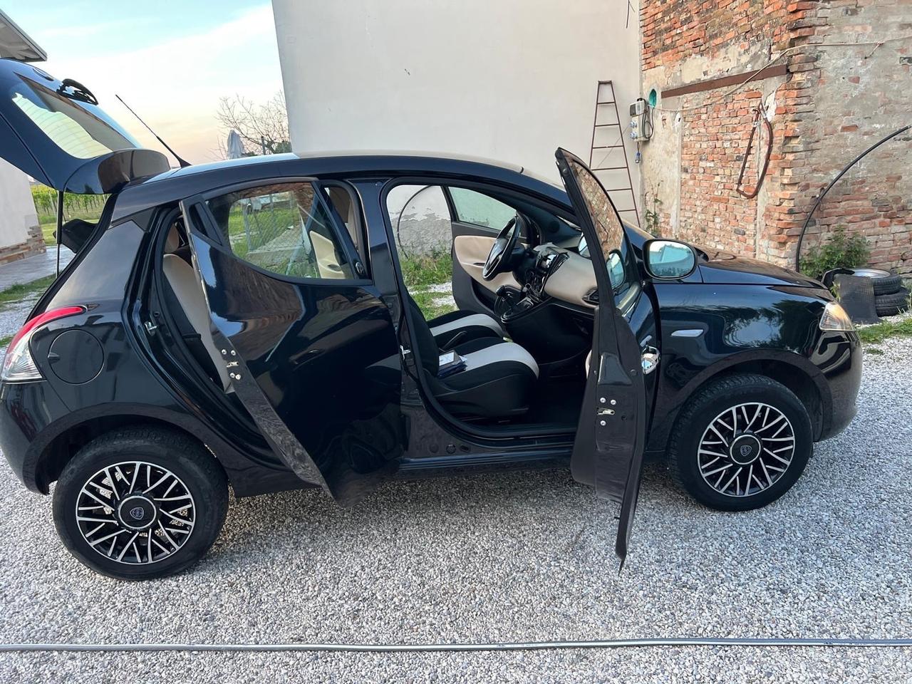 Lancia Ypsilon 0.9 TwinAir 85 CV 5 porte Metano Ecochic Elle