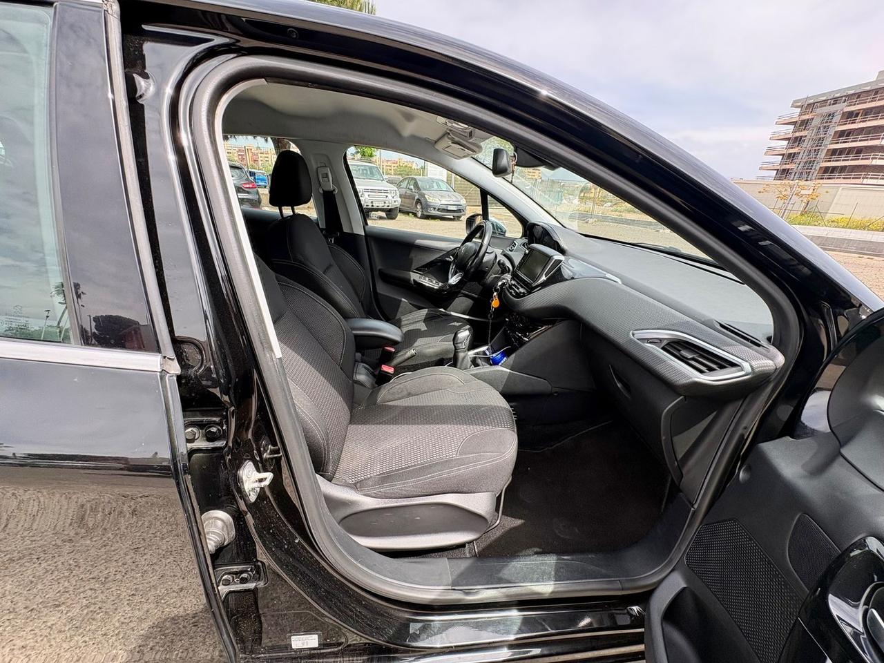 Peugeot 208 Allure 1.6 Blue HDI 75 #10654