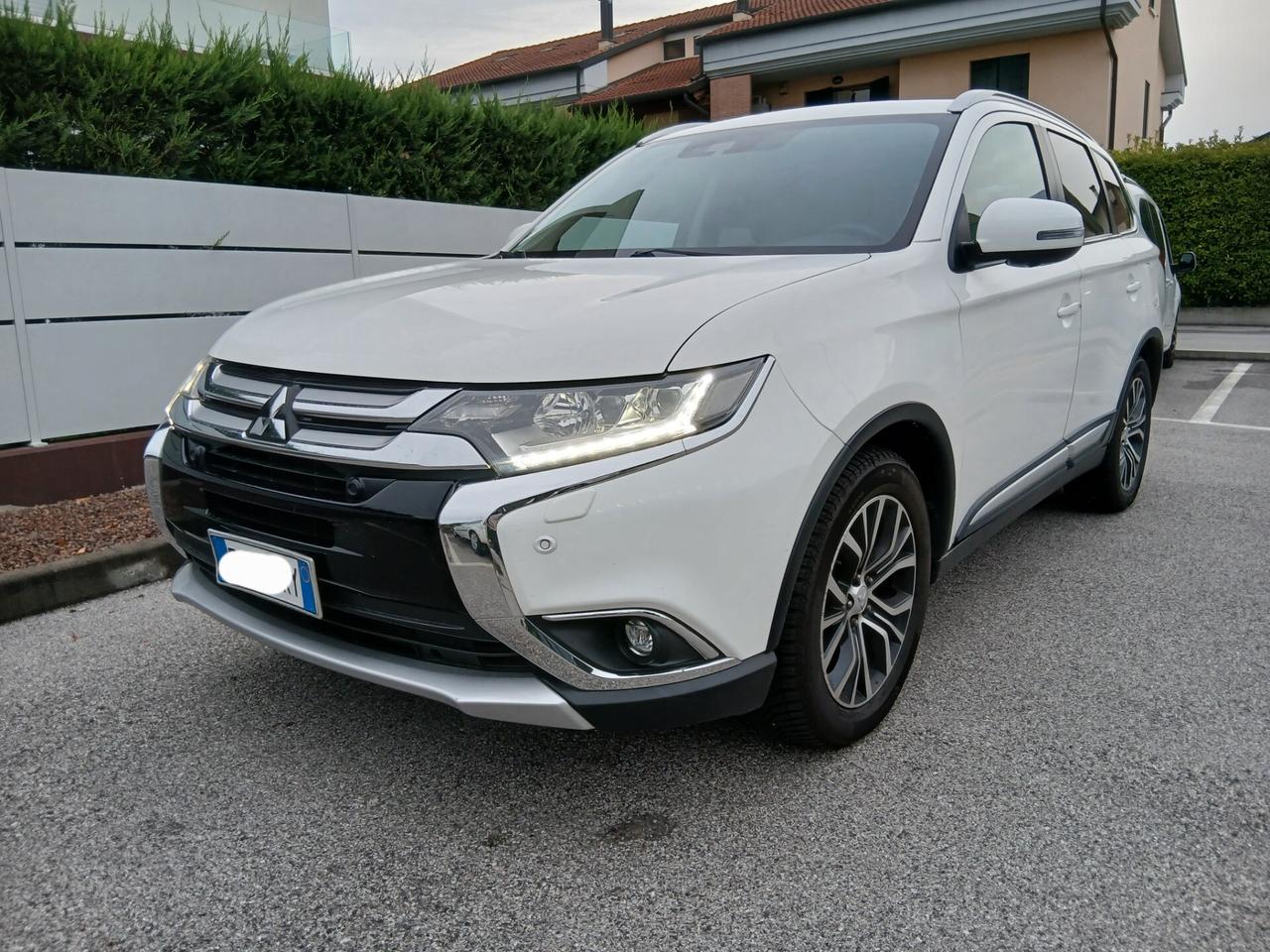 Mitsubishi Outlander 2.2 DI-D 4WD Instyle Plus SDA 7 posti tua a € 199 mese