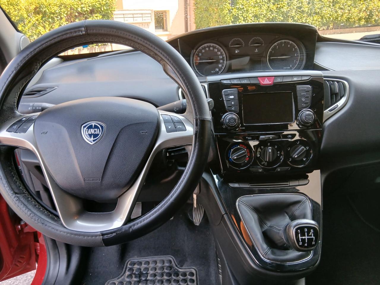 Lancia Ypsilon 1.2 69 CV 5 porte Silver tua a € 165 mese