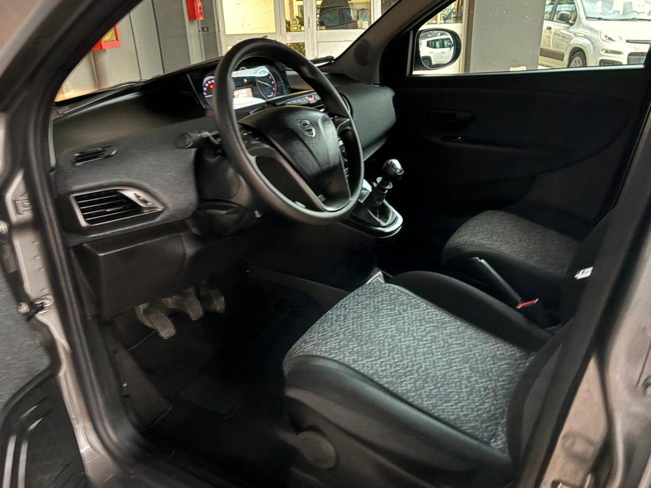 Lancia Ypsilon 1.0 firefly hybrid Silver s&s 70cv 5p.ti