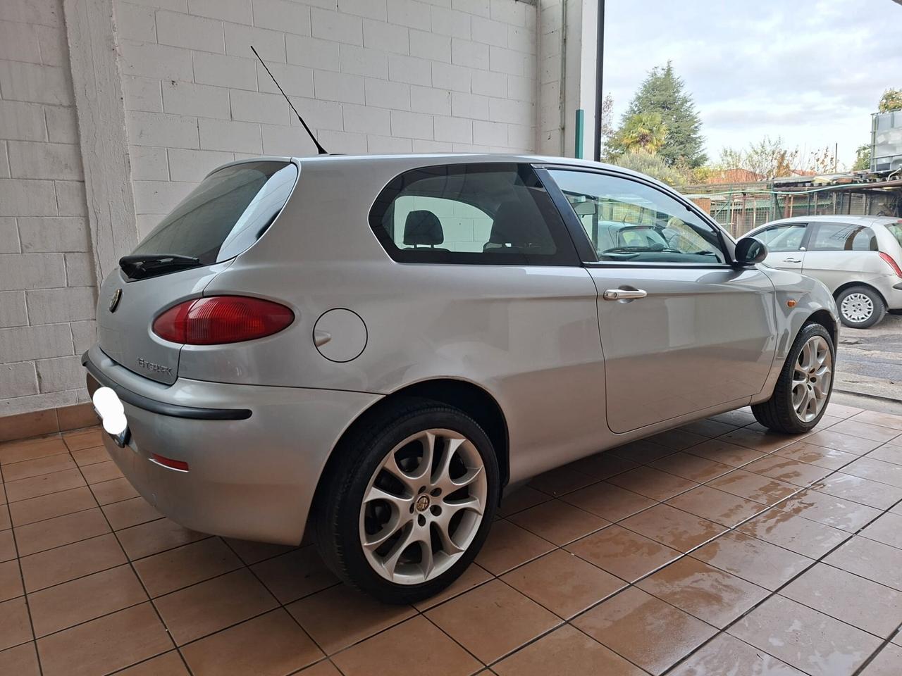 Alfa Romeo 147 1.6i 16V Twin Spark cat 3p. Distinctive