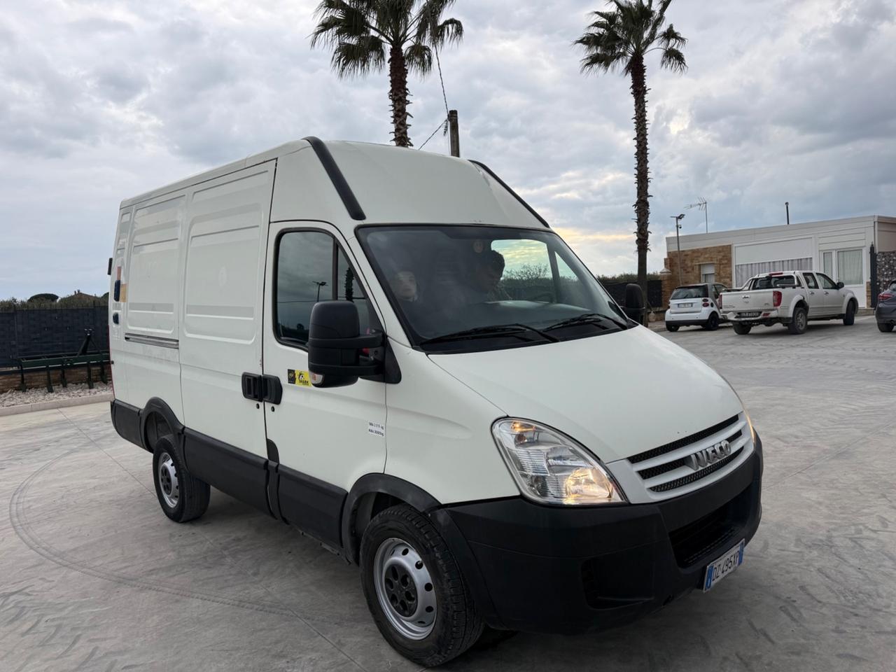 Trattore iveco Daily furgonato con sponda idraulica 10 quintali