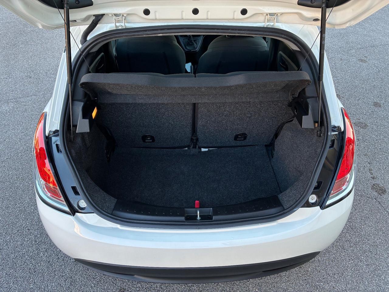 Lancia Ypsilon 1.0 FireFly S&S Hybrid Ecochic Silver