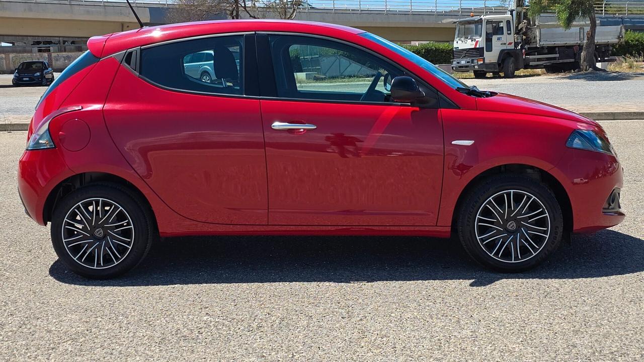 Lancia Ypsilon 1.0 FireFly 5 porte S&S Hybrid Ecochic Silver